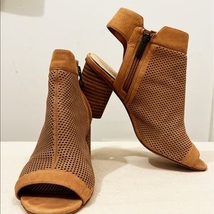 VINCE CAMUTO Perforated Open Toe Bootie Sz 8 EUC